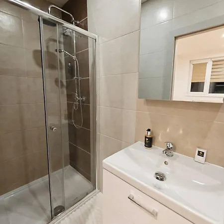 Axiom - Astra 5 Apartment *